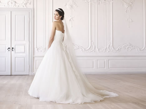 Hochzeitsoutfit - Brautkleid und Mode für die Braut